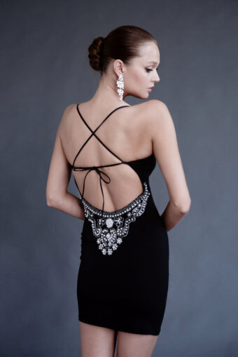 שמלה ערב מיני שחורה כתפיות פנינים ואפליקציה בגב